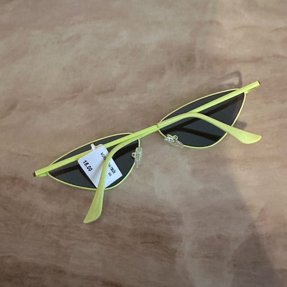 Stylish Green Cat-Eye Sunglasses - Picture 2 of 2